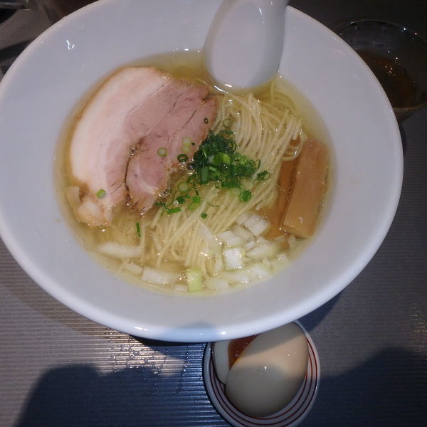「白醤油らーめん (700円)、味玉(100円)」@貪瞋癡の写真