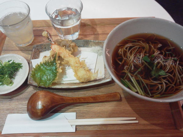 「天ぷらそば 1100円」@石臼挽き蕎麦 あずみ野の写真