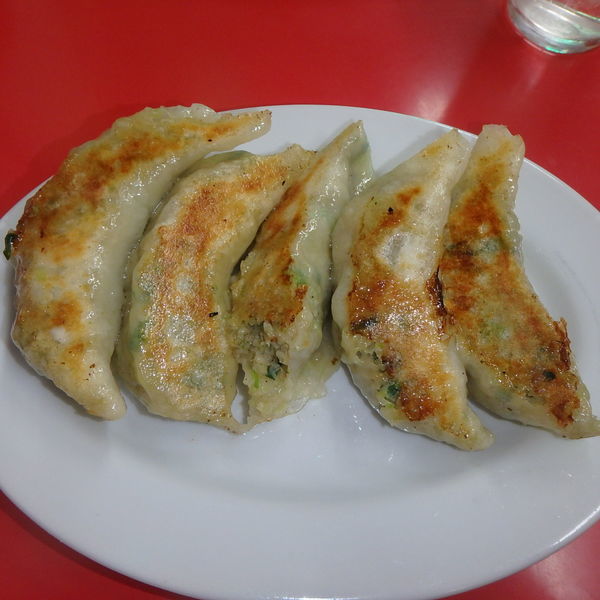 「中華そば (650円)、餃子(550円)(シェア)」@源来軒の写真