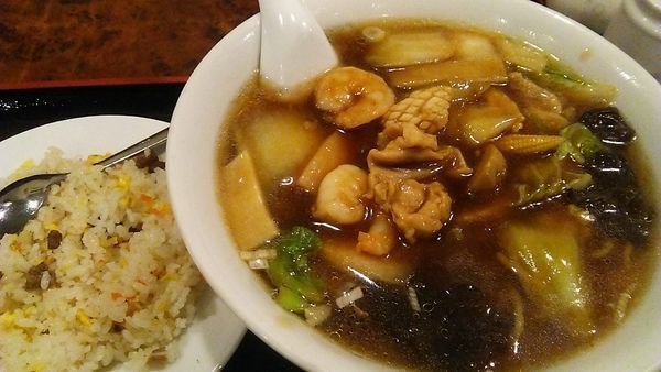 「五目湯麺+半炒飯 800円」@春夏冬の写真