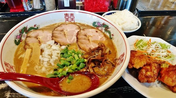 「ニボトンチャーシュ+大盛り+から揚げセット」@ラーメン サカモトの写真