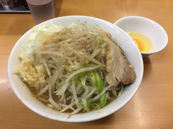 「らーめん(ニンニクアブラタマネギ)＋生玉子」@ラーメン ○菅の写真
