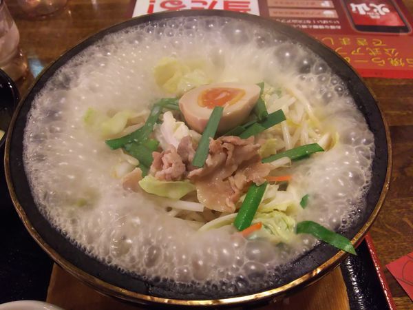 「石焼とんこつらーめん￥950」@石焼らーめん 火山 上小塙店の写真