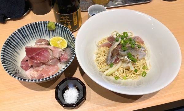 「いわしそば・ぶり丼(ご飯3分の1)＆日本酒」@寿製麺 よしかわ 西台駅前店の写真