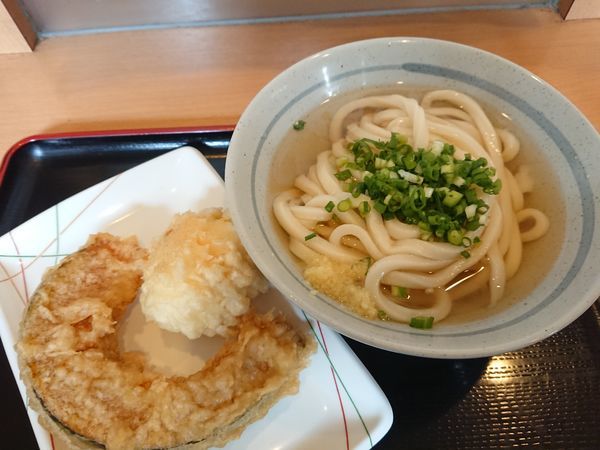 「ひやかけ(1玉)420円＋半熟玉子天&カボチャ天 各120円」@讃岐うどん 條辺の写真