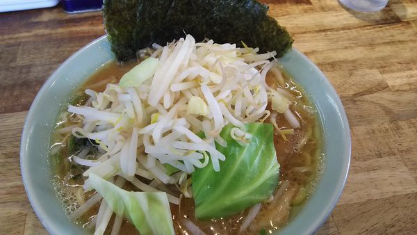 「豚骨醤油ラーメン(並)￥６８０+もやキャベ￥５０」@壱六家 大和店の写真