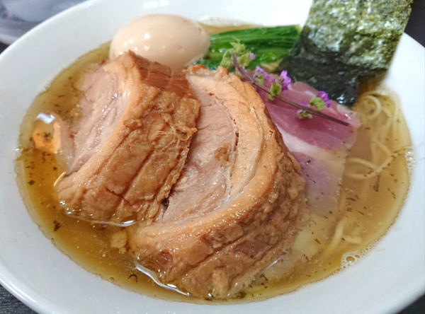 「塩煮干しそば＋厚切り豚」@陽はまたのぼるの写真