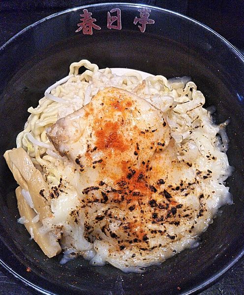 「鳥豚油そば 680円＋焼きチーズ 110円」@油そば専門店 春日亭 名古屋駅西店の写真