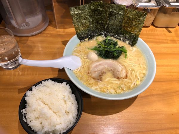 「醤油ラーメン 大盛 680円 ライス」@横浜家系ラーメン 船橋 魂心家の写真