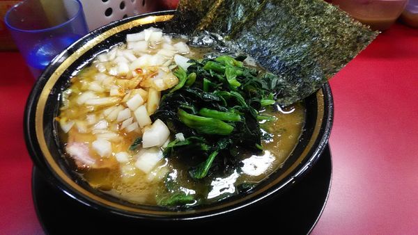 「ラーメン　+　ほうれん草　+　玉ねぎ」@家系ラーメン とらきち家の写真