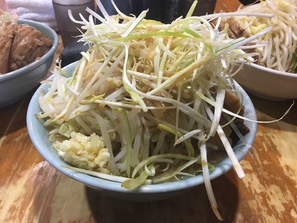 「小ラーメン（ニンニク、アブラ）ネギ、生卵」@ラーメン二郎 八王子野猿街道店2の写真