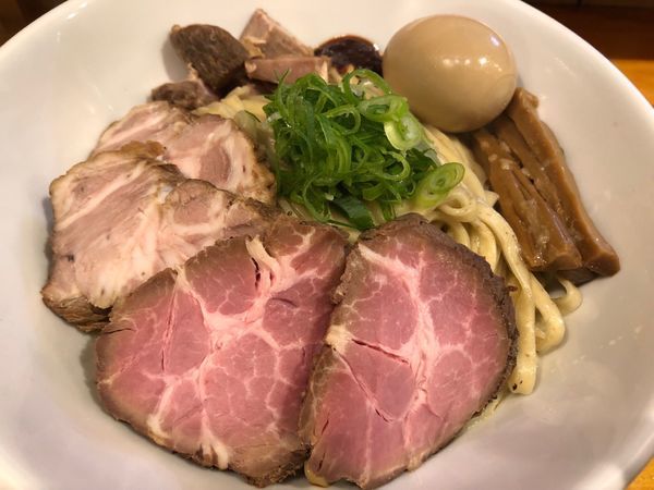 「油そば 大盛り半焼豚 味玉」@麺や 花よの写真