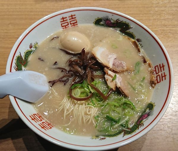 「博多ラーメン煮玉子入り(900円)」@二代目 博多だるまの写真