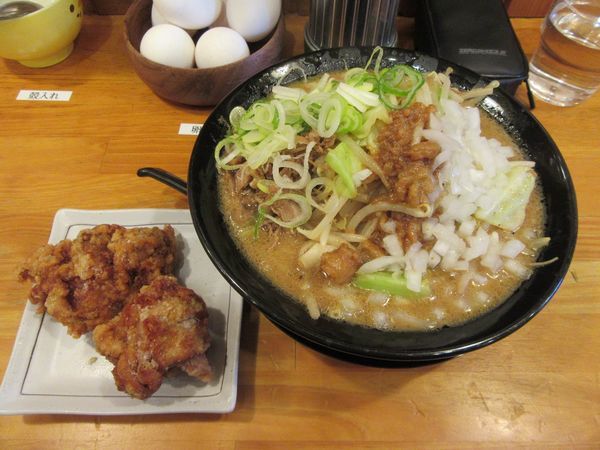 「野菜たっぷり濃厚味噌ラーメン（８５０円）＋唐揚げ２個」@濃厚味噌ラーメン さごはちの写真