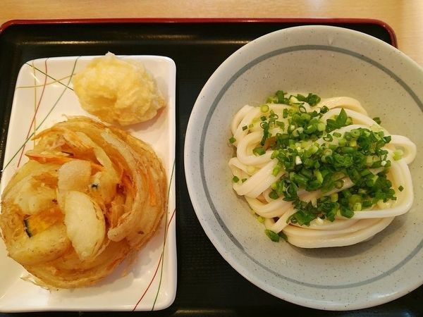 「ひやうどん1玉＋かき揚げ＋半熟玉子天」@讃岐うどん 條辺の写真