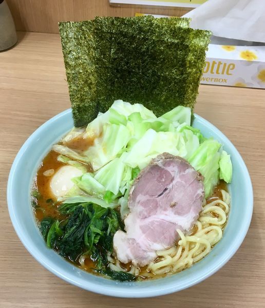 「旨辛キャベツラーメン+味玉」@横浜ラーメン 武蔵家 日吉店の写真