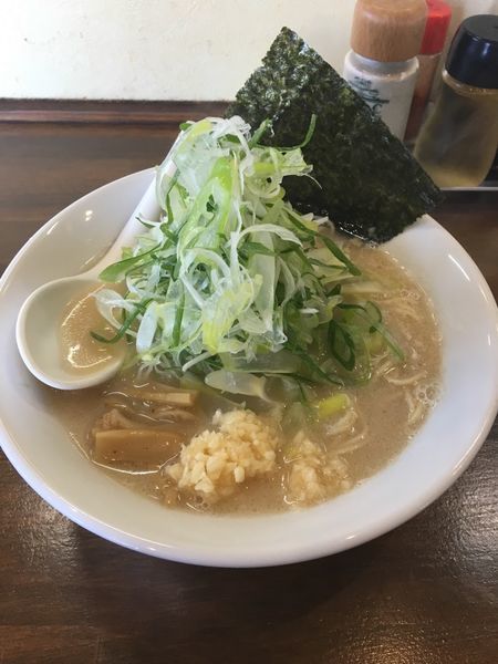 「ねぎ塩とんこつラーメン + ニンニク」@ラーメン岩佐 下鶴間店の写真