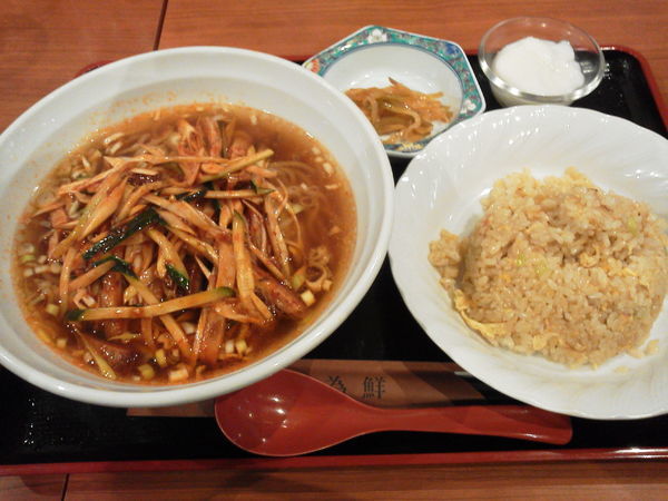 「ランチB=ネギと叉焼ラーメン+半炒飯 880円」@食為鮮 九段店の写真
