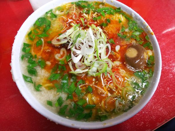 「辛口ホルモン麺（味玉入）　700円」@とん平食堂の写真