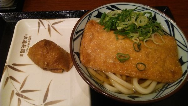 「きつねうどん（並） 420円 ＋ いなり 100円」@丸亀製麺 小岩PoPo店の写真