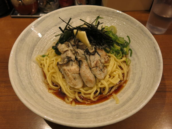 「炙り牡蠣そば(季節限定)：980円」@魚介系まぜそば専門店 魚がしそば 新橋本店の写真