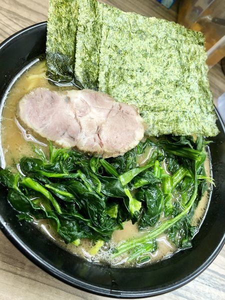 「ラーメン￥650＋ホウレン草￥100」@家系らーめん 武蔵家 川越店の写真