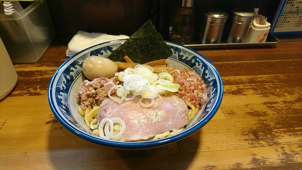 「油そば 燻製味玉」@兎に角 松戸店の写真