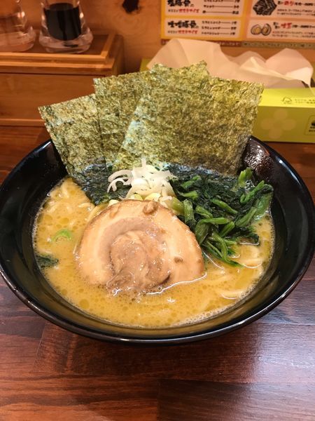 「醤油豚骨ラーメン」@濃厚豚骨らーめん 吉春家の写真