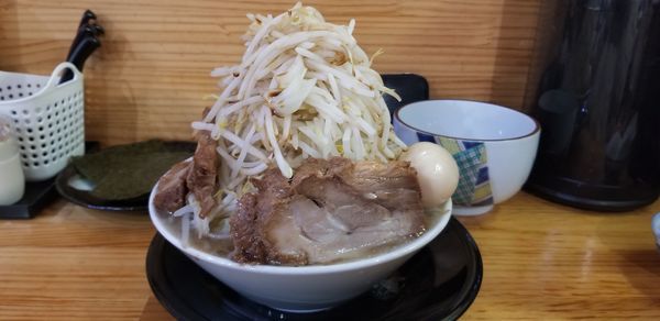 「極太麺（しょうゆ）大盛り、味玉、生卵」@麺屋 とん嬉の写真
