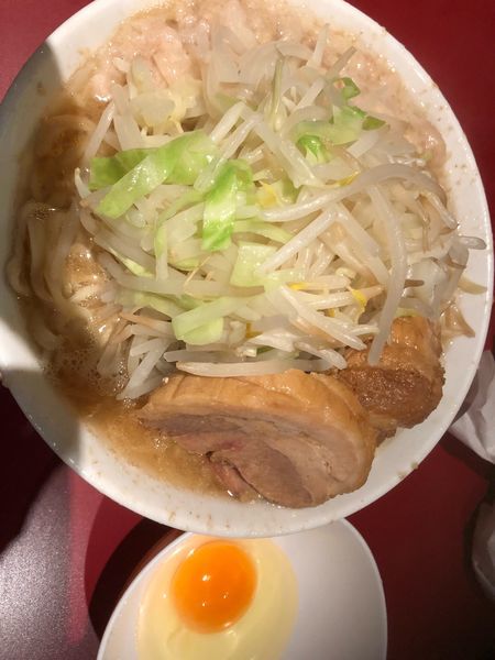 「小ラーメン700円 生卵50円」@ラーメン二郎 荻窪店の写真