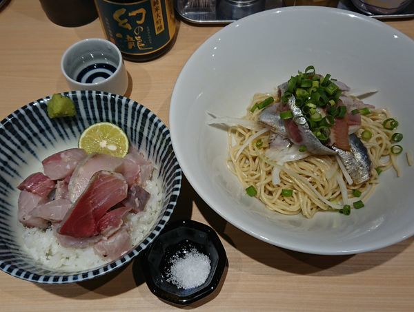 「いわしそば＋ぶり丼」@寿製麺 よしかわ 西台駅前店の写真