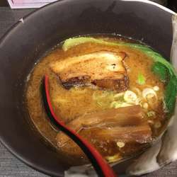 江戸紫 らぁめん（醤油）750円