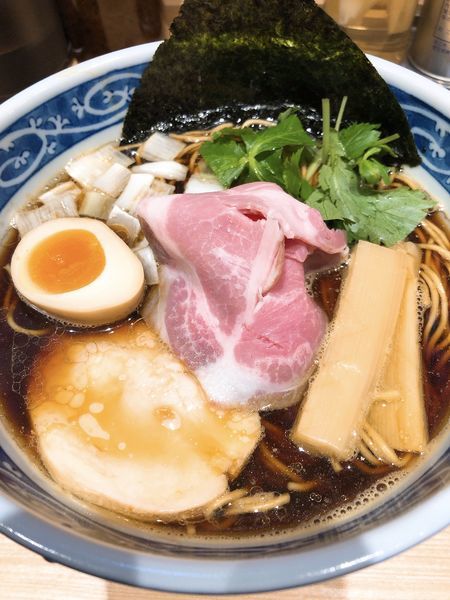 「黒醤油煮干しそば ¥750」@寿製麺 よしかわ 西台駅前店の写真