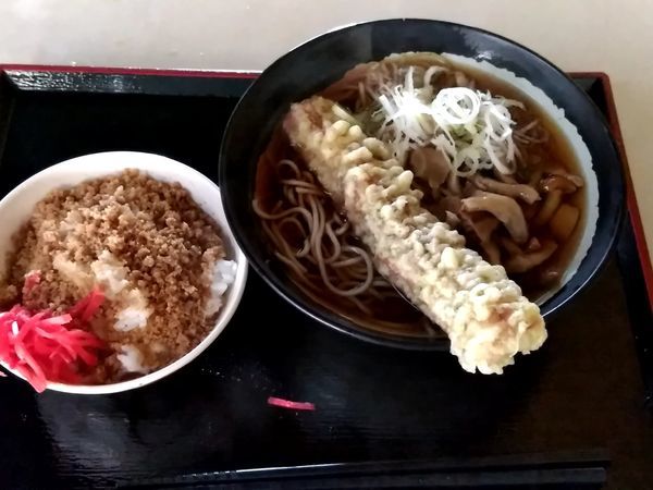 「一石二鳥Ｂセット(キノコちくわ天そば＋そぼろご飯)500円」@そば・うどん 八起家 西口店の写真