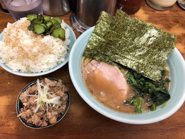 「ラーメン650円 コマチャー150円 サービスライス大」@横浜ラーメン 武蔵家 船橋店の写真