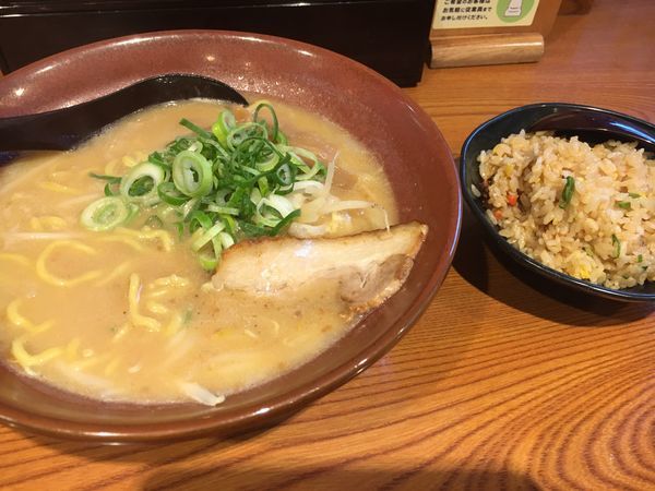 「赤味噌 半チャーハンセット  860円」@味噌麺処 伝蔵 渋谷センター街店の写真