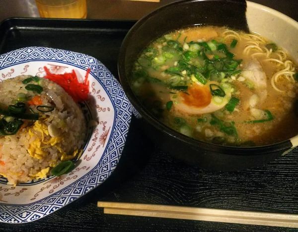 「ラーメン500円 + 半チャーハン 300円」@青山ふ〜ちんの写真
