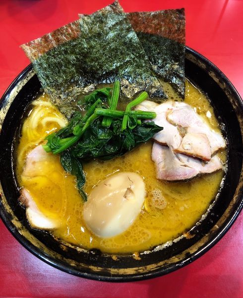 「チャーシューメン(味玉.麺カタメ.味コイメ.脂フツウ)」@家系総本山 ラーメン吉村家の写真