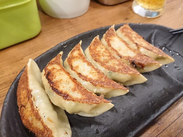 「焼餃子(6個)360円＋チキン南蛮500円 他」@背脂煮干 丸め 新所沢店の写真