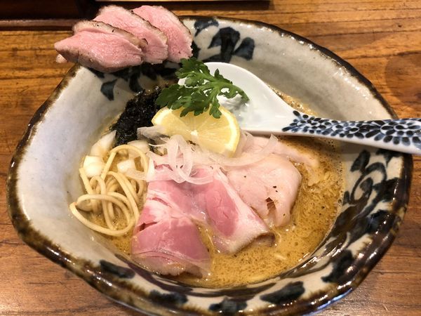 「鮟肝と煮干そば（800円）＋鴨肉（250円）」@中華そば 先崎の写真