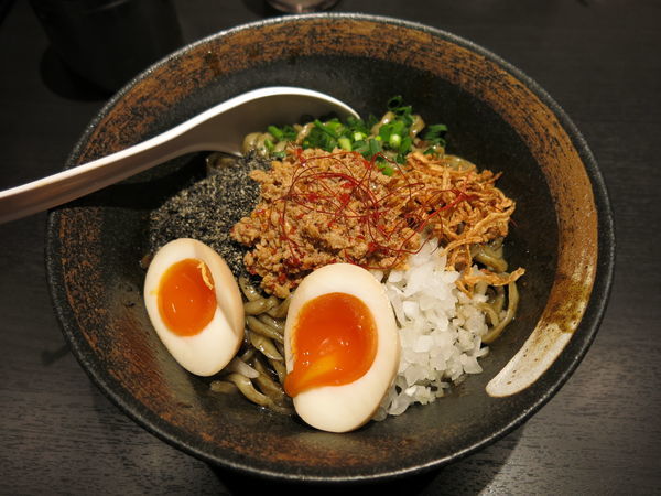「汁なし黒担々麺(激辛)：800円」@麺屋武一 虎ノ門店の写真