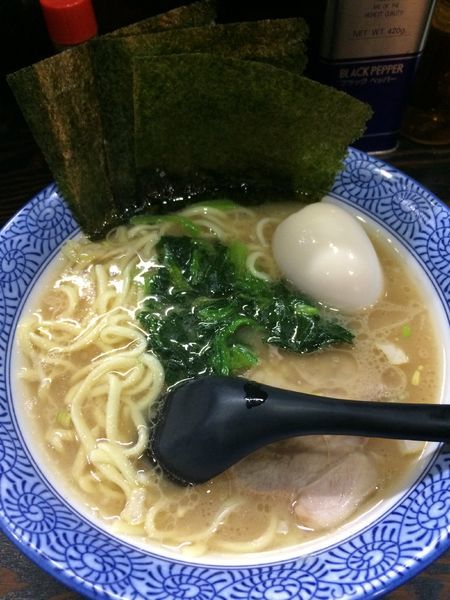 「豚骨醤油味玉ラーメン790円」@豚骨醤油 蕾の写真