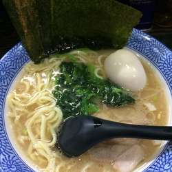 豚骨醤油味玉ラーメン790円