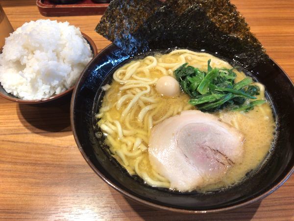 「ラーメン並(硬さ普通、味濃、油多)730円+ライス無料」@横浜家系ラーメン 壱角家 蔵前店の写真