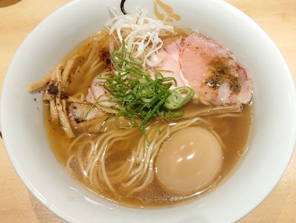 「煮豚そば＋味玉」@SOBAHOUSE 金色不如帰 新宿御苑本店の写真