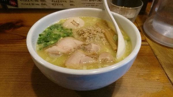 「白鶏らーめん大盛り玉子のせ920円」@鶏の穴の写真