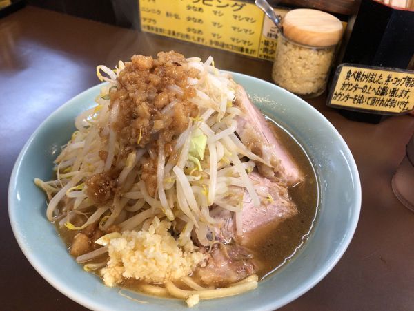 「ラーメン中750円ニンニク脂」@立川マシマシ秘密工場の写真