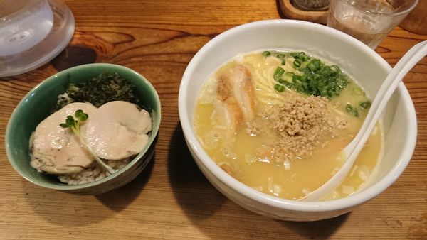 「白鶏らーめん 740円 + 鶏めし 300円」@鶏の穴の写真