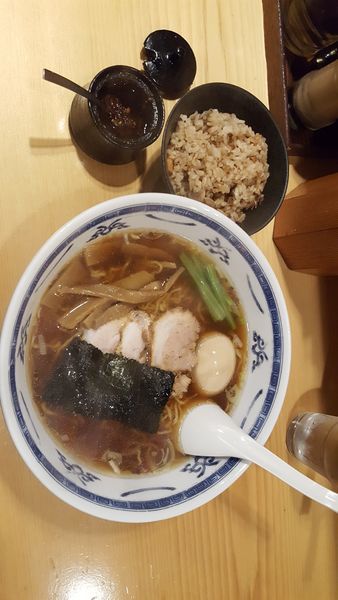 「醤油ラーメン、味玉、炊き込みご飯」@らーめん でくの坊の写真