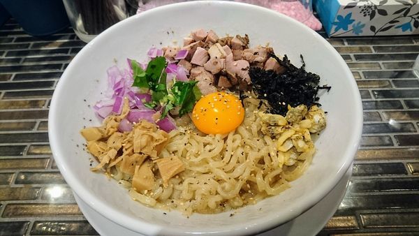 「あさりのカルボナーラ風まぜそば(塩)+大盛(クーポン)」@noodles kitchen GUNNERS 新丸子店の写真